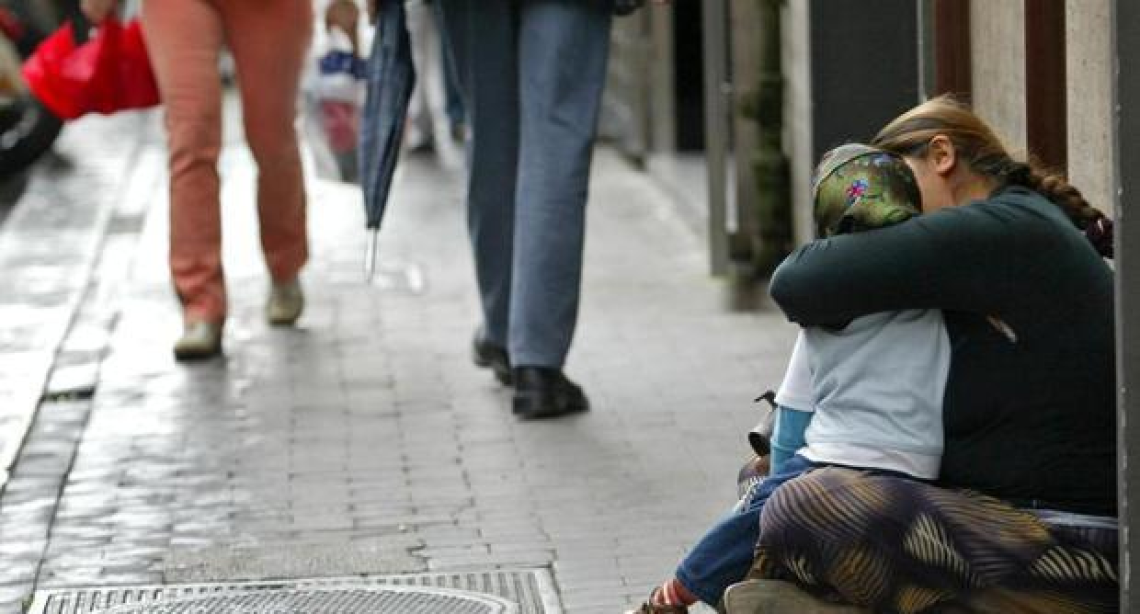 Chiede elemosina coi figli minori, denunciata e bimbi allontanati
