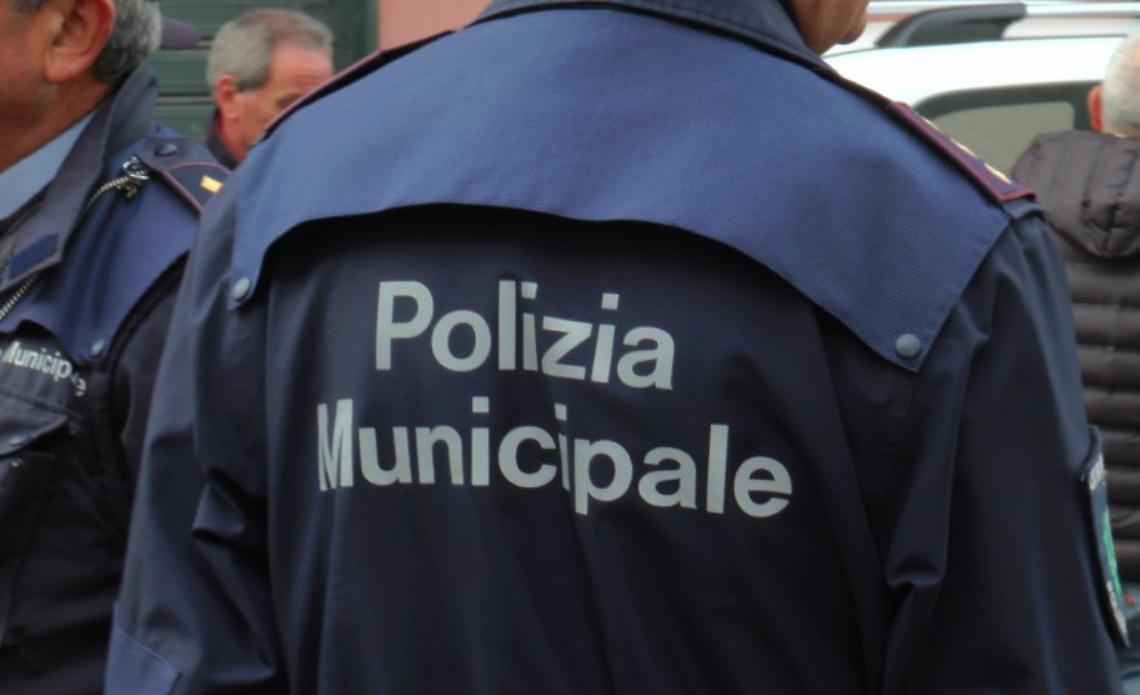 Centro storico, stretta su negozi e B&b: controlli della polizia municipale