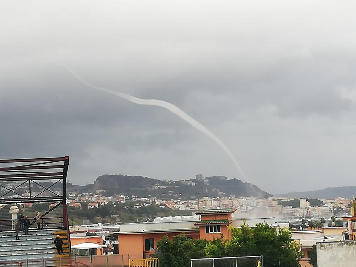 Pozzuoli, tromba d'aria nella zona del Porto