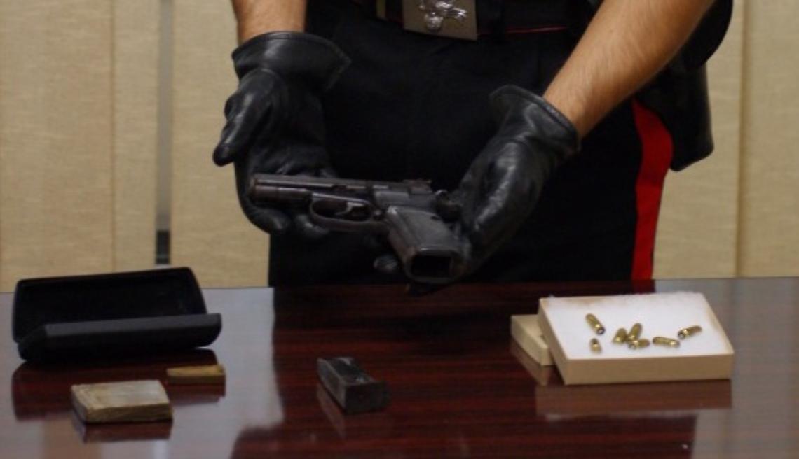 Pistola, munizioni e droga sequestrati al Parco Penniniello
