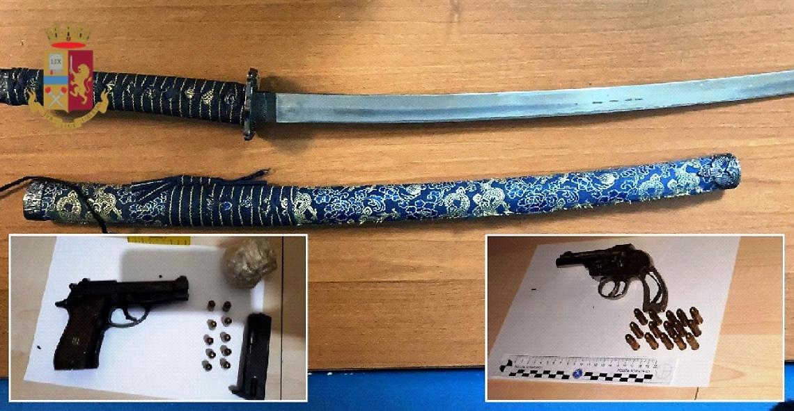 Pistole e katana in casa, famiglia arrestata dalla Polizia