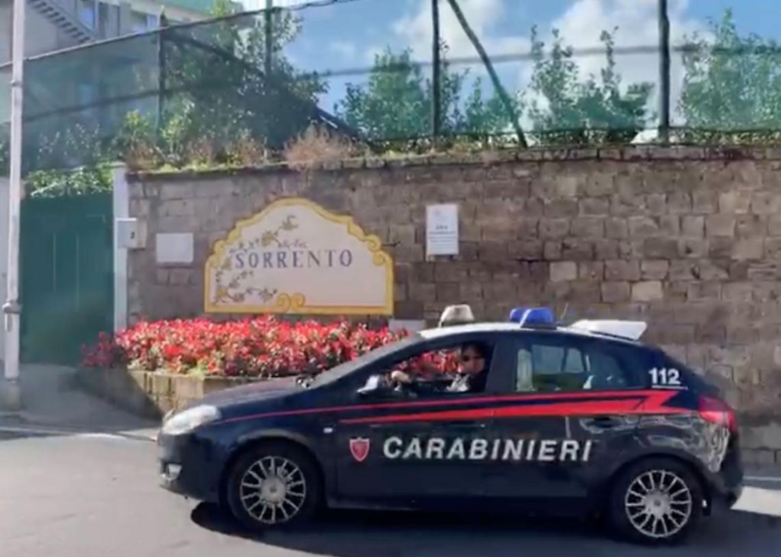 Picchia la compagna in taxi, turista bosniaco arrestato in hotel