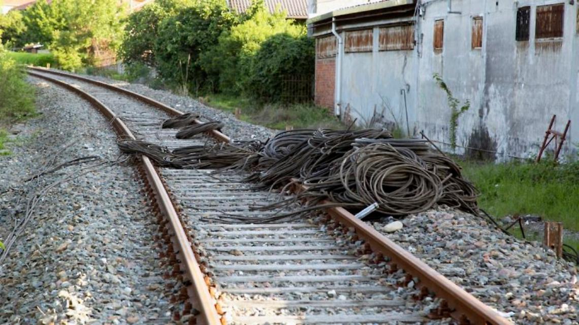 Acerra, rubano rame dai binari della stazione ferroviaria: arrestati