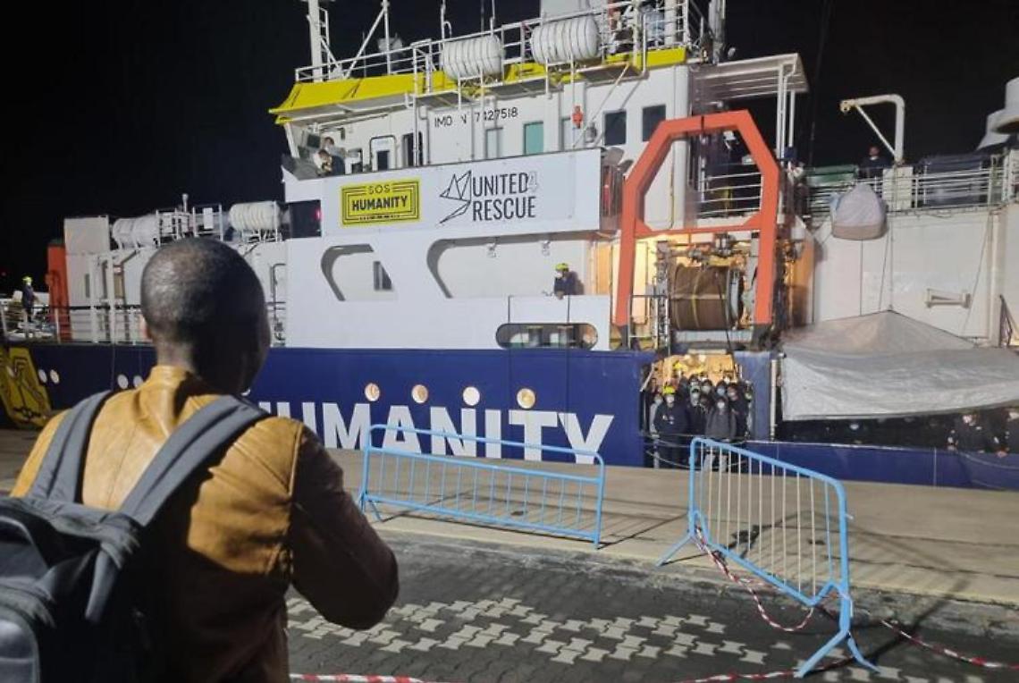 Migranti, a Catania sbarcano 144 profughi