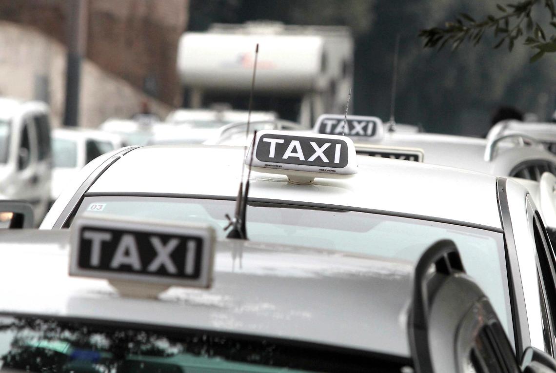 Manfredi: «Nuove licenze taxi? Prima cambi turni e doppie guide» 