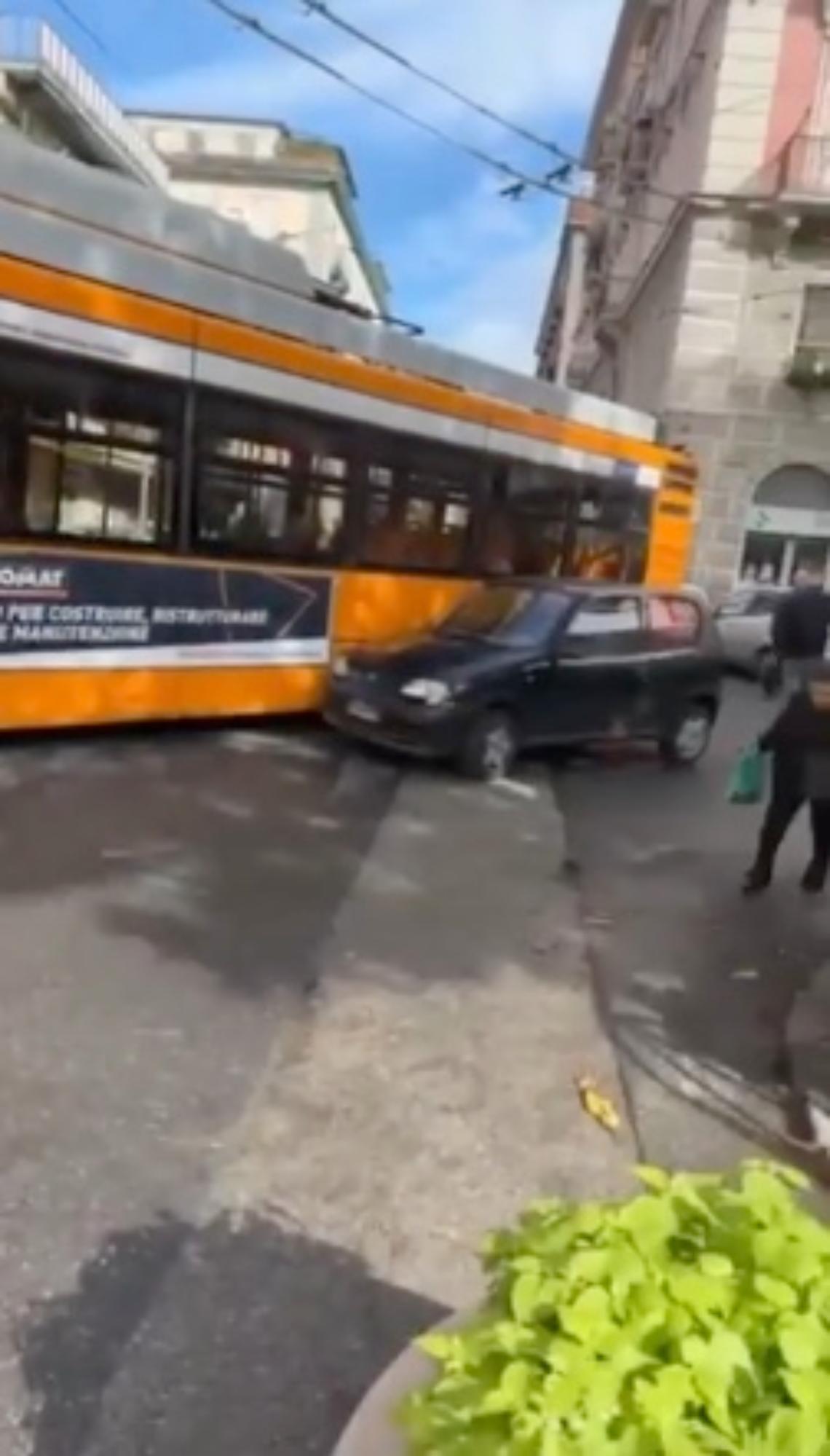 Sosta selvaggia in piazza Giambattista Vico, il bus resta bloccato