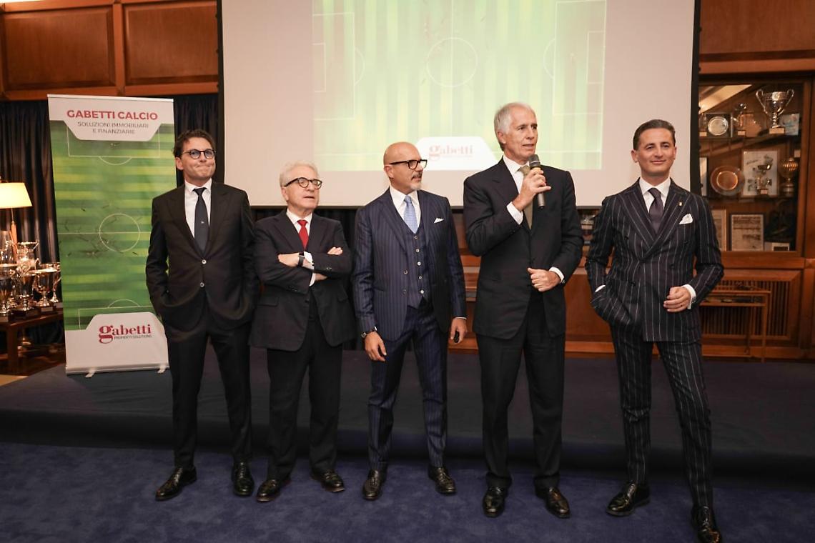 Gabetti calcio in campo per assistere dirigenti, allenatori e soprattutto calciatori 