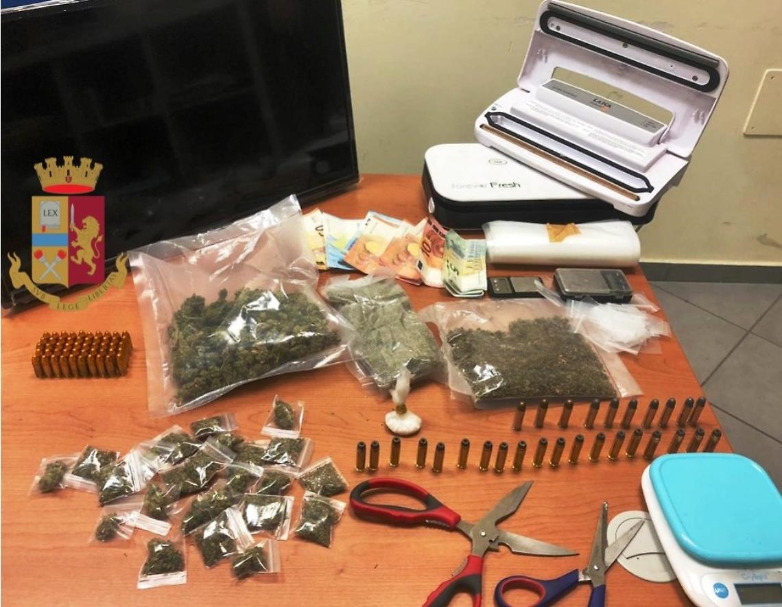 Fabbrica di “dosi" nel garage, pusher arrestato con droga e munizioni