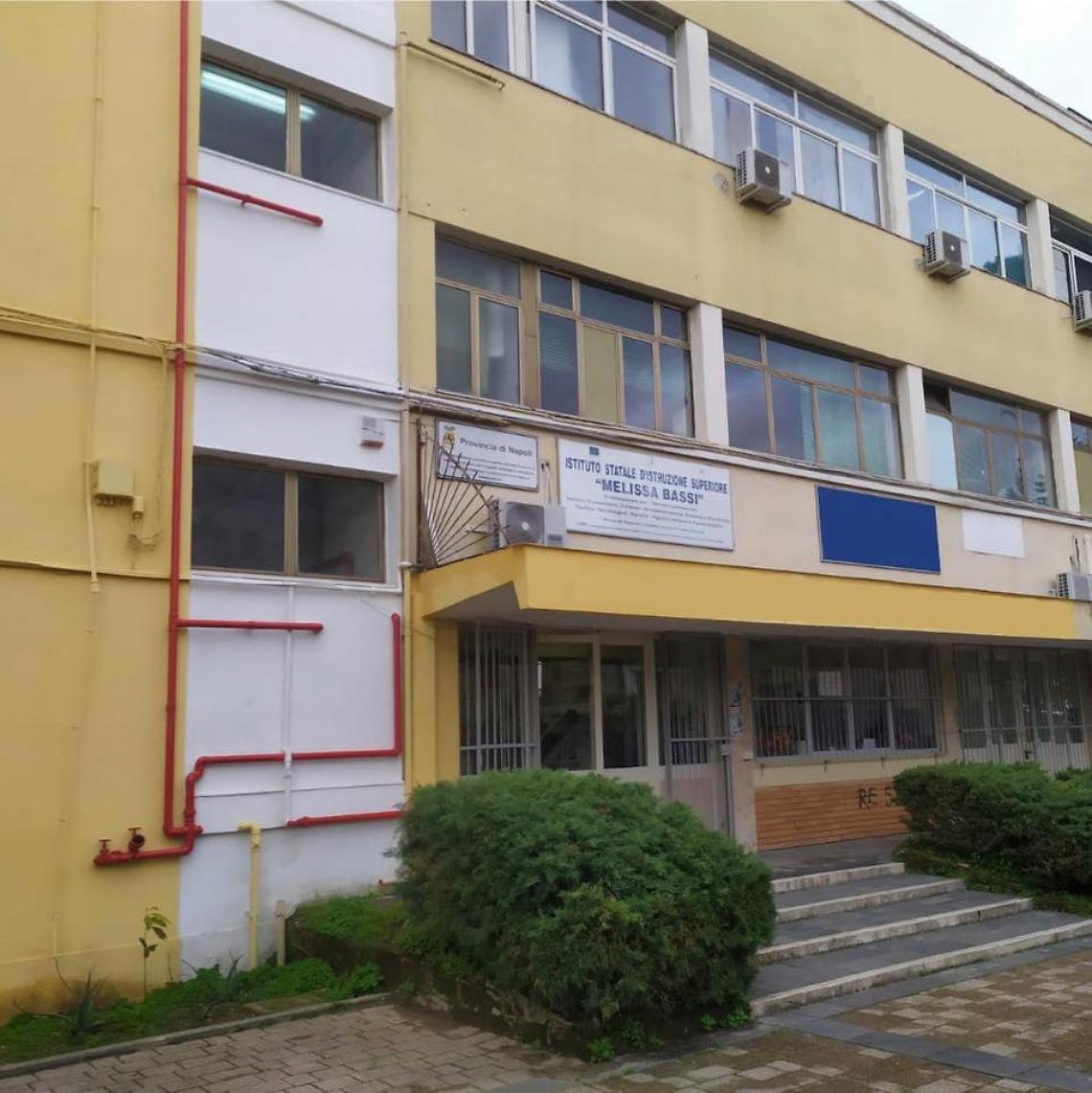 Raid fuori scuola, picchiano ragazzo e poi sparano