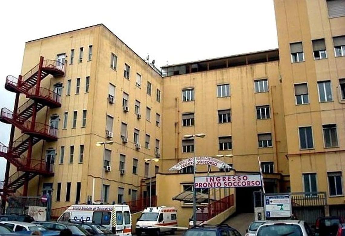 Infermiera aggredita al Loreto mare, lancio di oggetti contro ambulanza ad Afragola