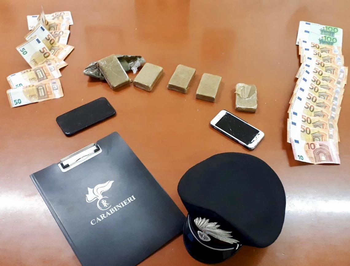 Quasi mezzo chilo di hashish sotto al tappetino, due arresti: uno ha 16 anni