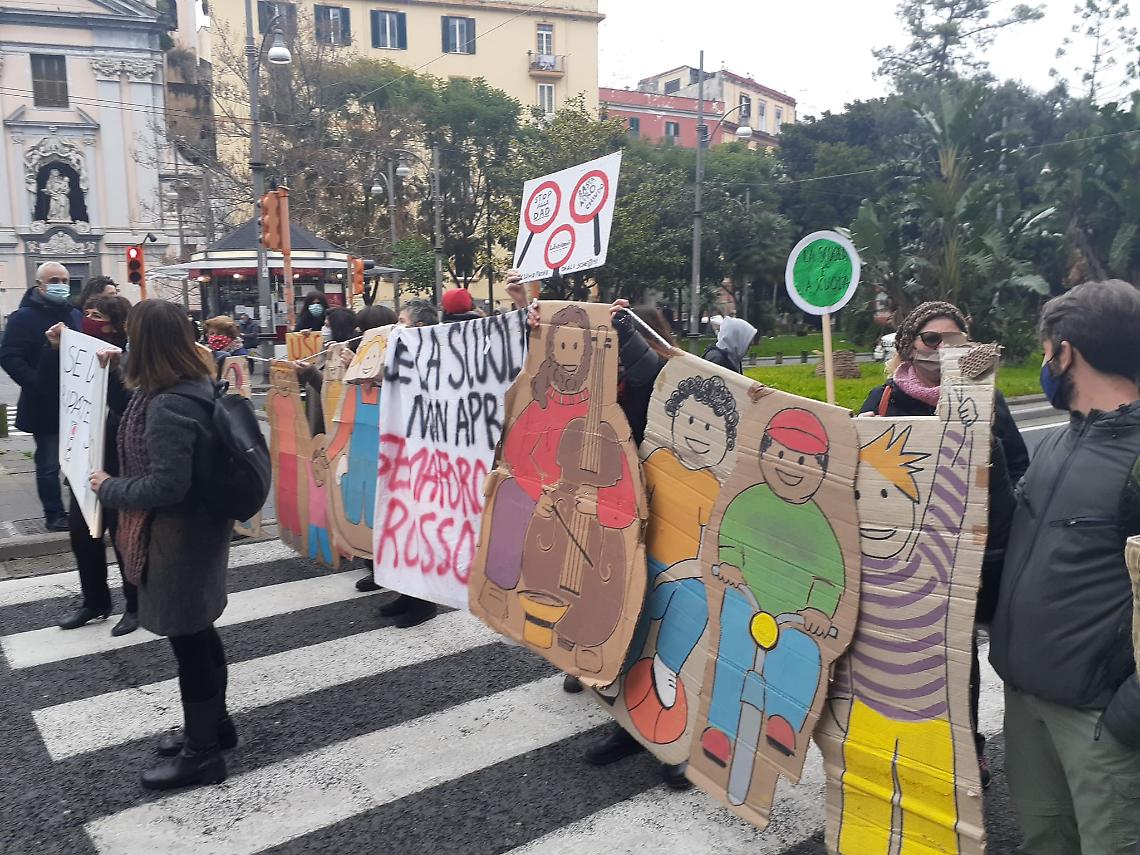 Le madri in piazza: basta la didattica a distanza