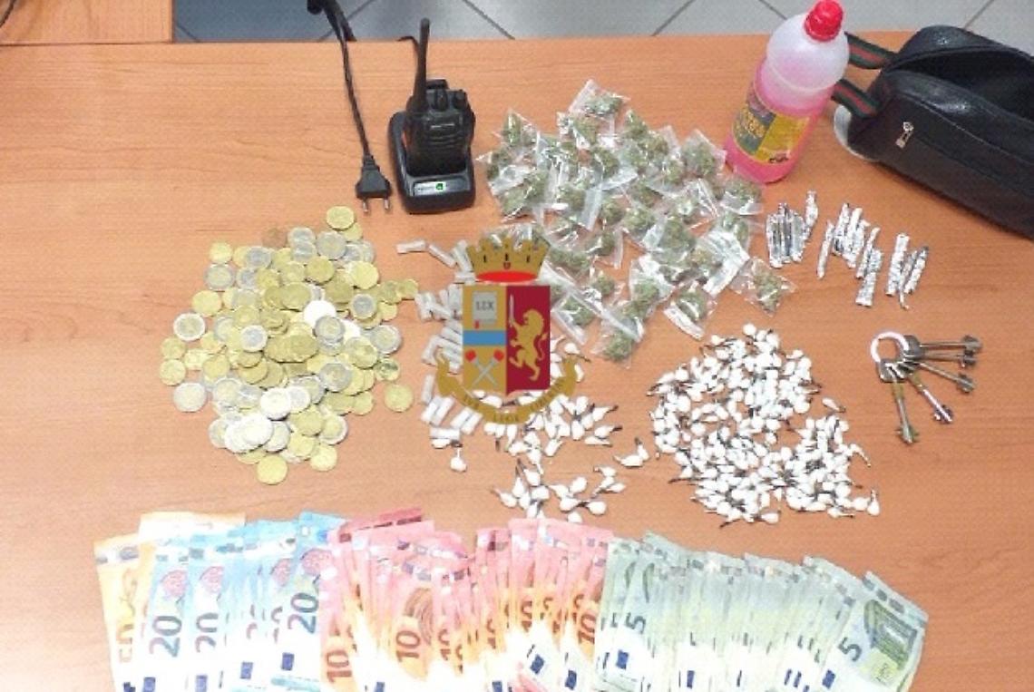 Spacciava davanti a un palazzo al Parco Verde