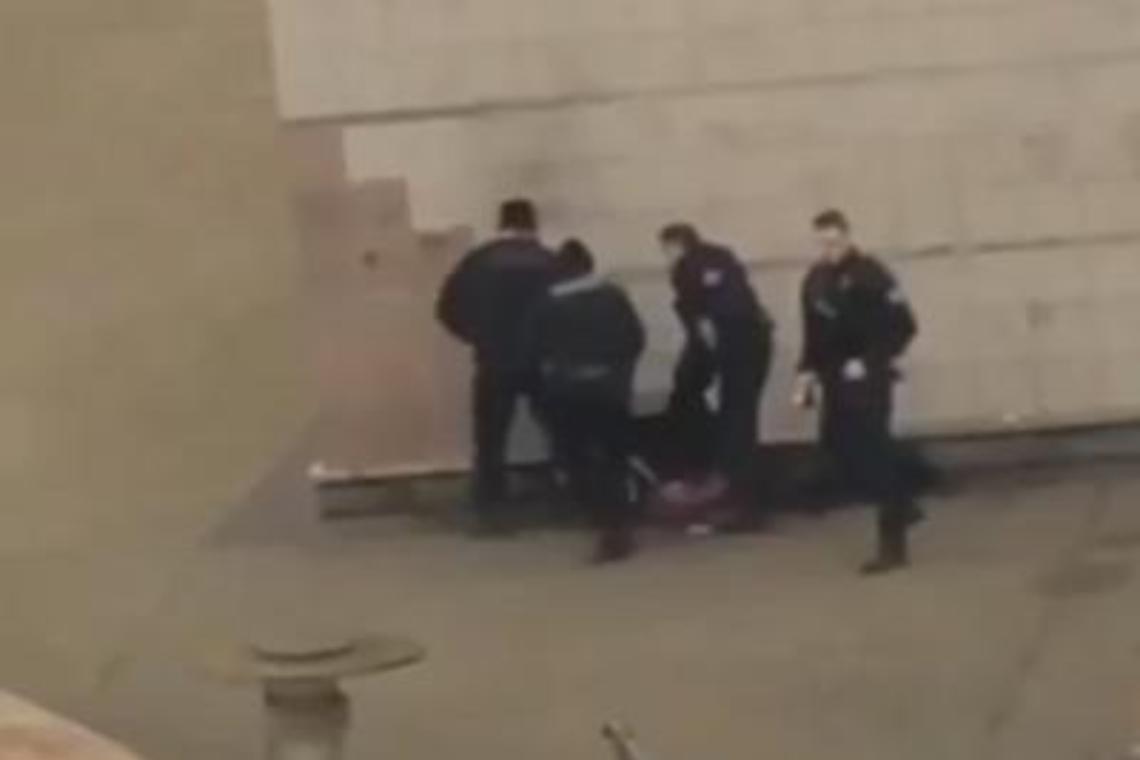 Parigi, giovane pestato e violentato dalla polizia