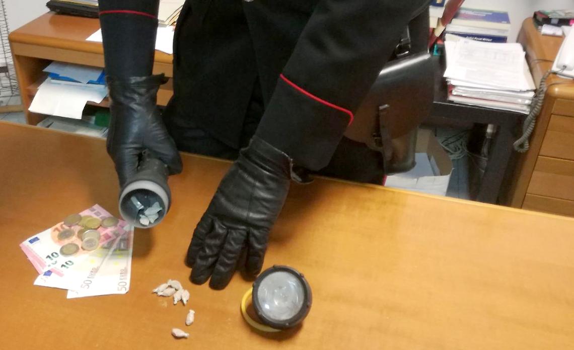 Scampia, due portieri di un condominio arrestati per droga