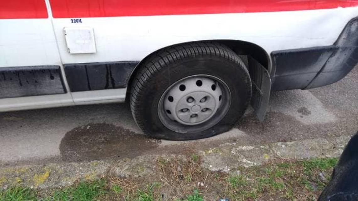 Napoli, bucate le ruote dell'ambulanza durante soccorso