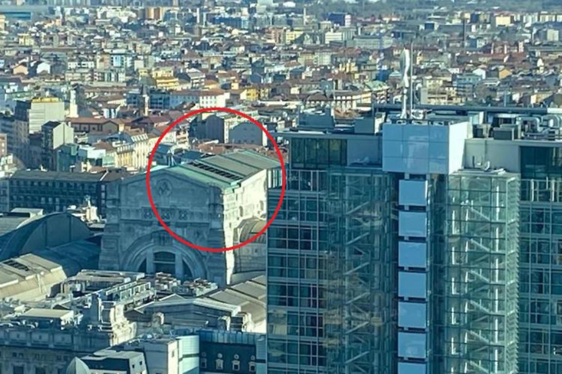 Vento forte a Milano, si stacca parte copertura stazione centrale