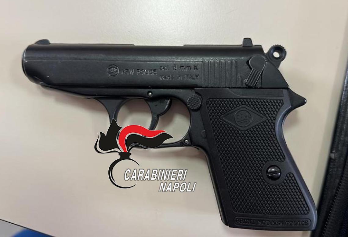 Napoli, 14enne a scuola con la pistola: gli cade dai pantaloni in classe
