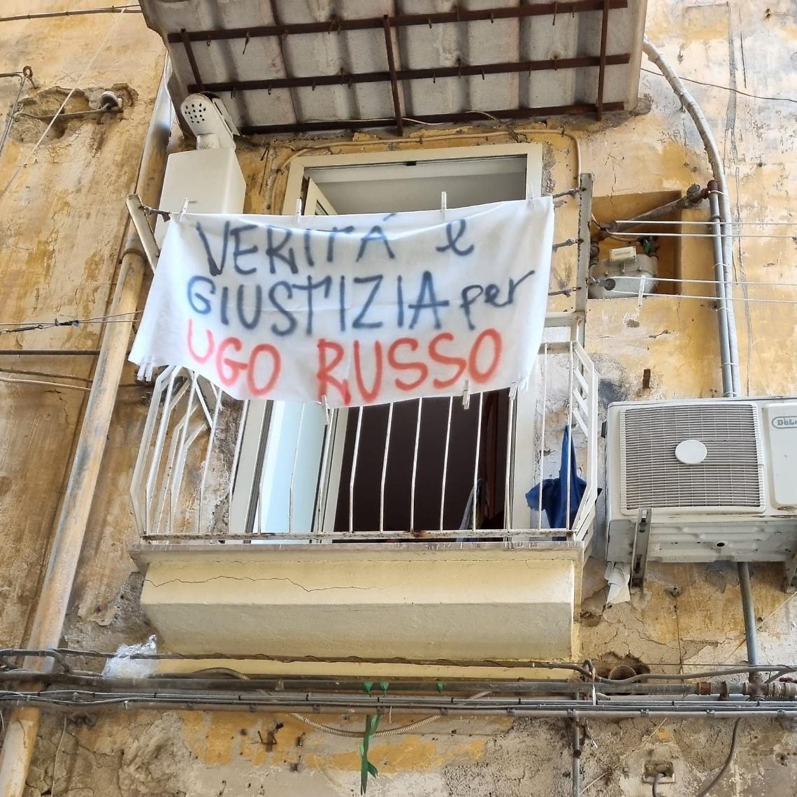 Lenzuola per chiedere “verità” per Ugo Russo