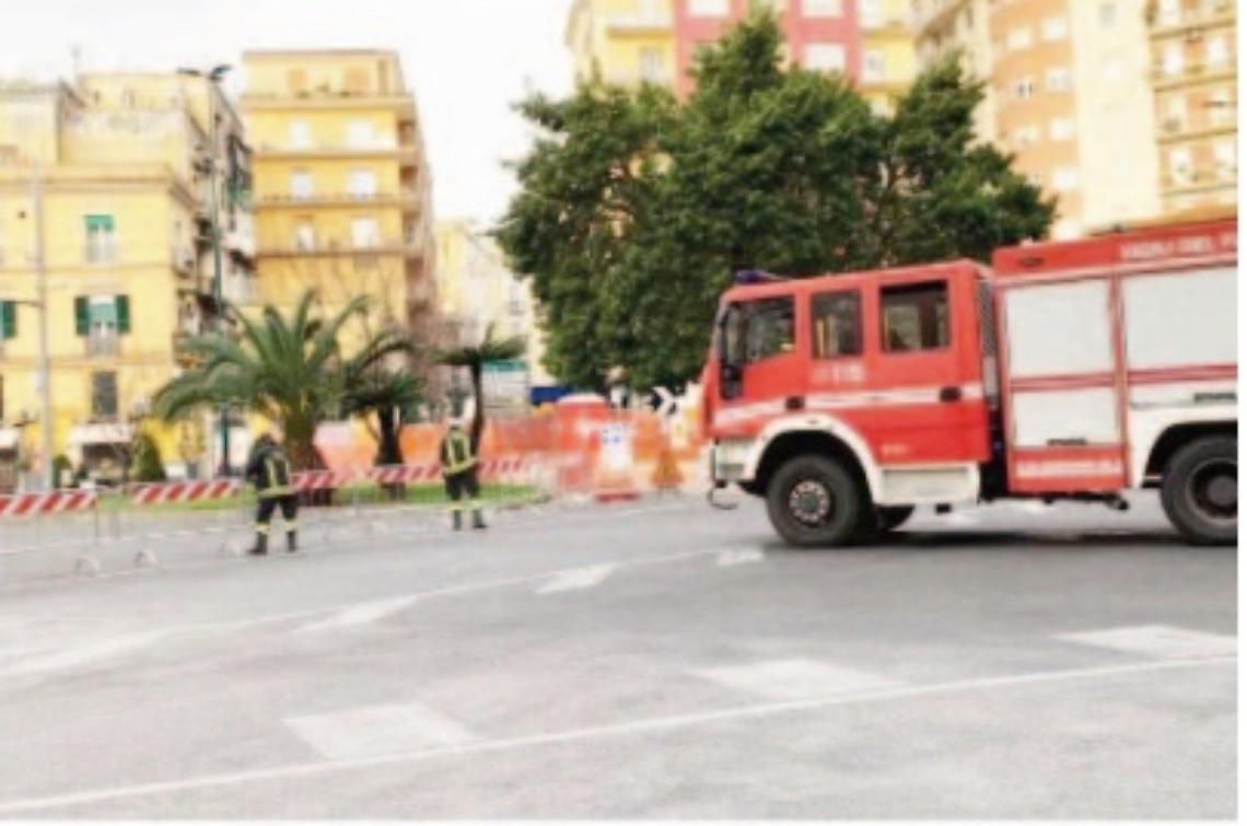 Pompieri bloccati dalle barriere nell'area pedonale: polemica a piazza degli Artisti 