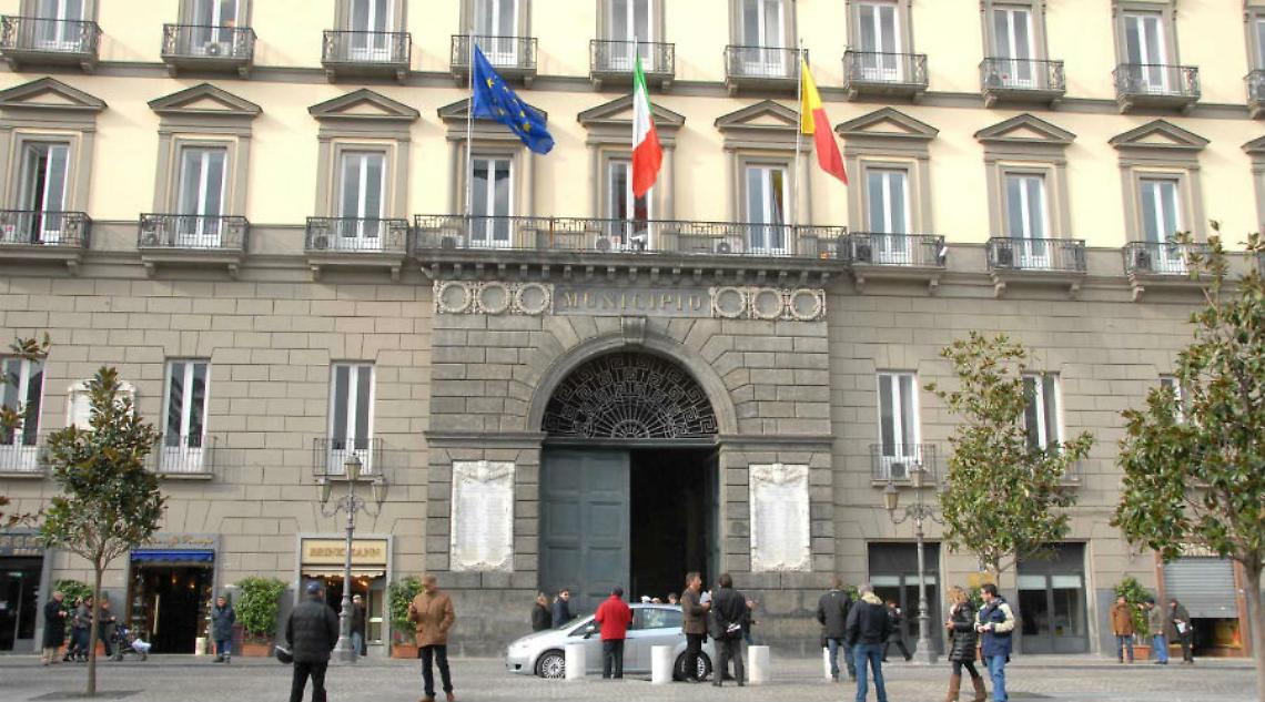Usa logo del Comune di Napoli per sanificazione, denunciato