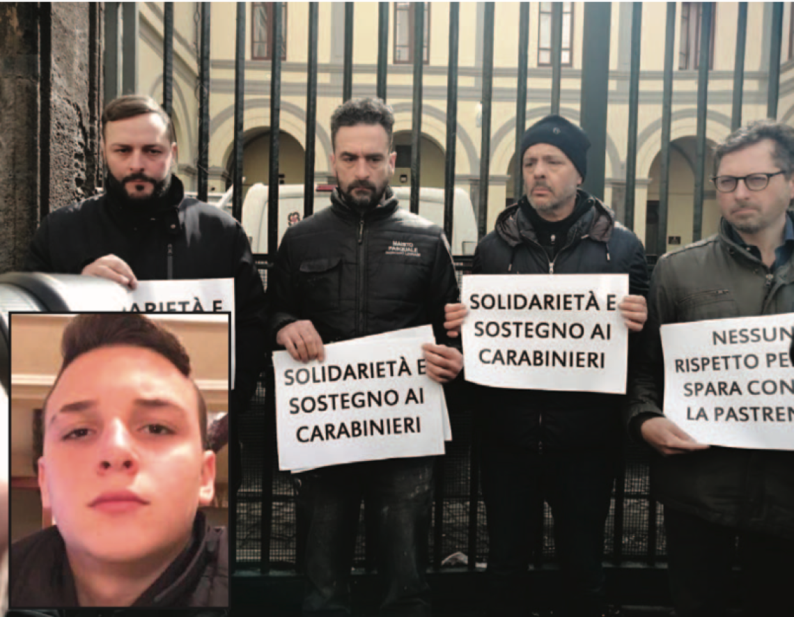 Flash mob davanti la caserma, c’è anche il papà di Ugo Russo
