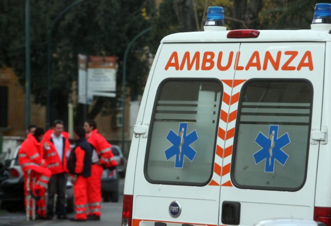 Donna muore d’infarto, picchiato il medico del 118