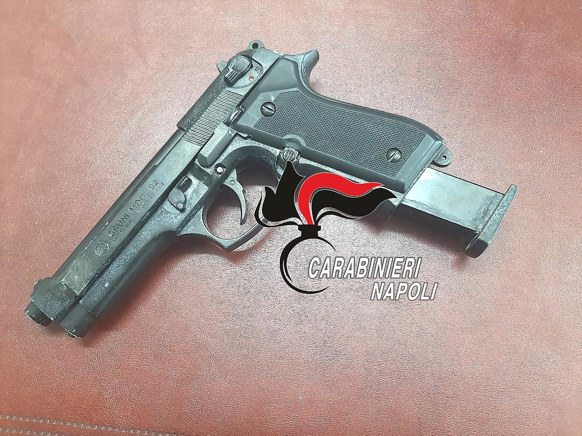 Estrae pistola e la lancia contro i carabinieri, arrestato 19enne