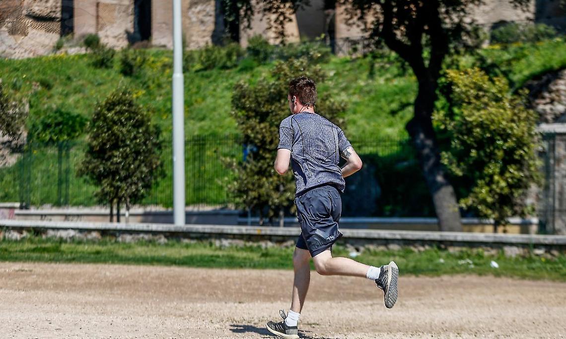 Sorpreso a fare jogging, tenta la fuga: arrestato