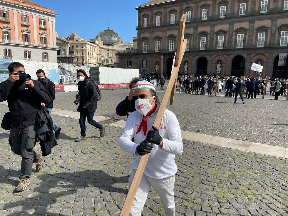 Il “pizzaiolo del papa" in piazza: «Dobbiamo aprire altrimenti moriamo»
