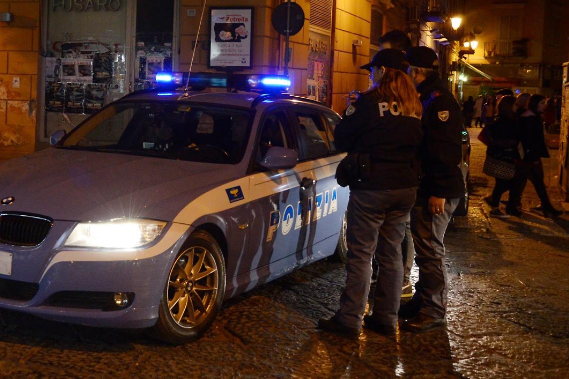 Giovane donna ferita in casa da una pallottola