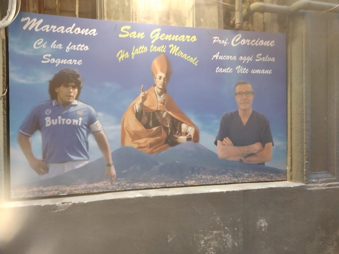 Maradona-San Gennaro-Corcione, striscione ai Quartieri Spagnoli