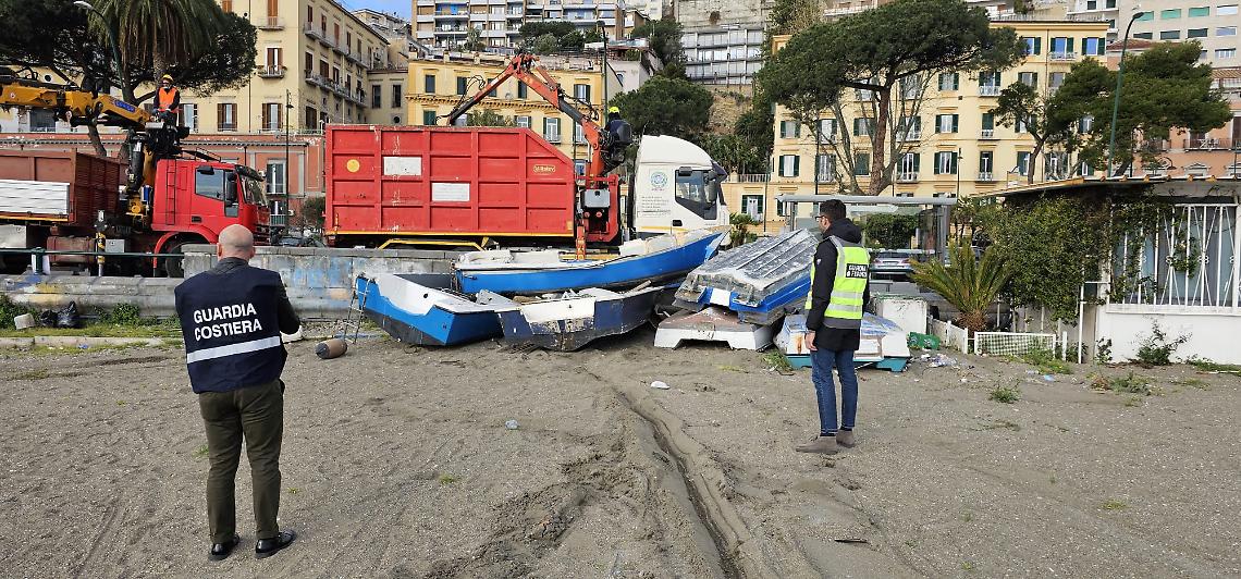 Mergellina, rimossi arredi balneari e barche abbandonate