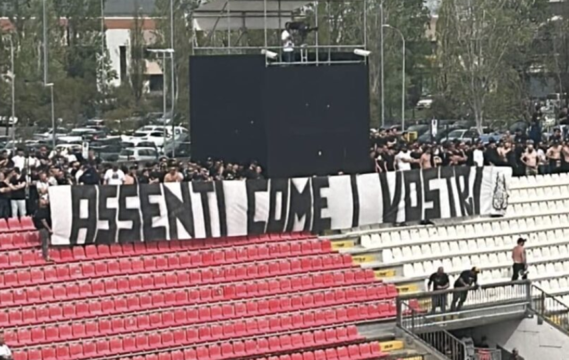 Monza-Napoli, protesta degli ultrà azzurri: «Assenti come i vostri...»
