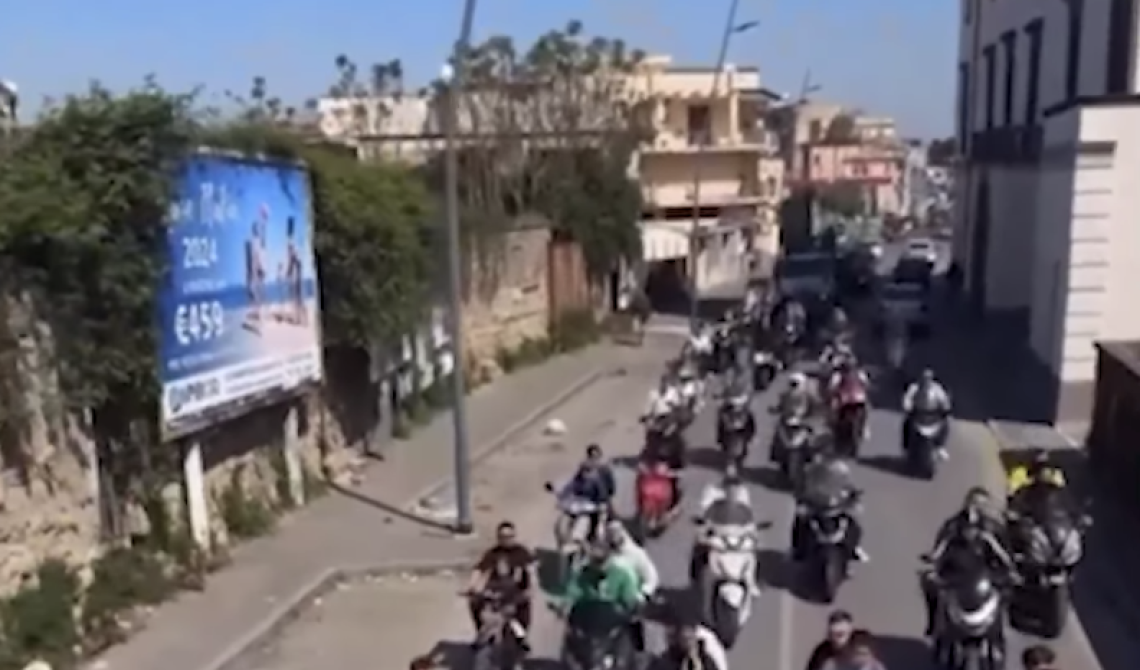 Da processione a raduno di moto, corteo senza regole nel Napoletano
