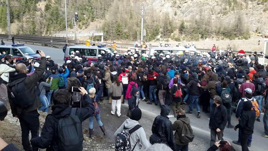 Migranti, scontri tra anarchici e polizia: 12 arresti