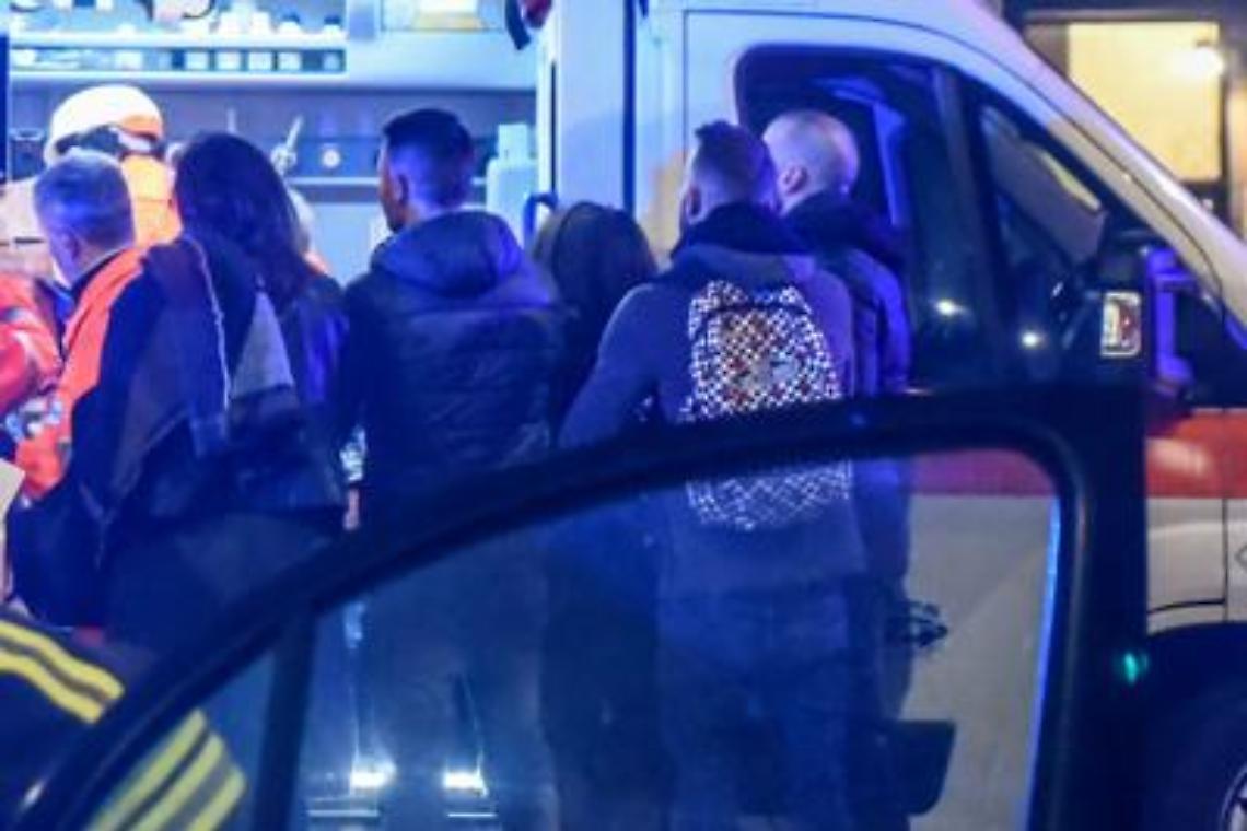 Tenta di strangolare la figlia di un anno con la canottiera
