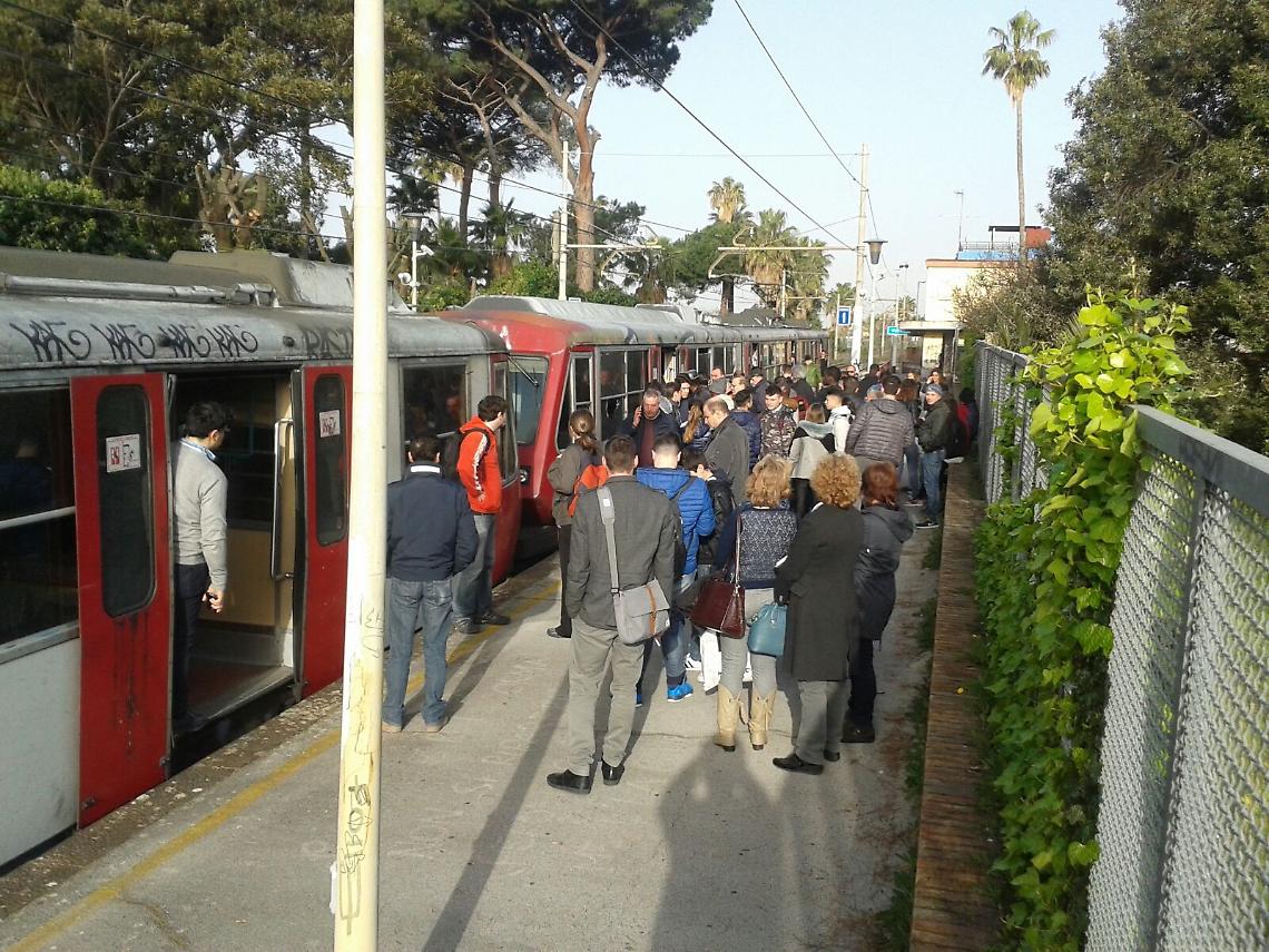 Circum. Grave incidente: passeggero donna resta impigliata nella porta del treno. Trascinata per 100 metri. È grave