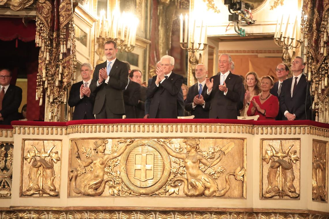 Mattarella al San Carlo, il lungo applauso dei Capi di Stato per Noemi