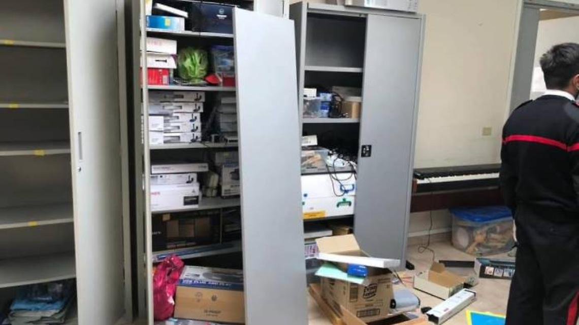 Furto a scuola, razziati i computer