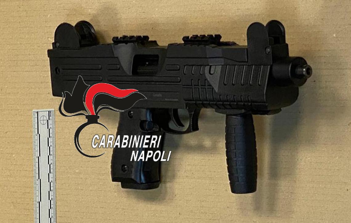 Arsenale di armi in un negozio di ortofrutta a Bagnoli, 2 arresti