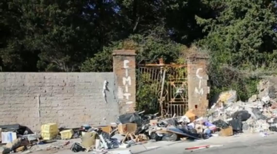 Tombe danneggiate da sversamenti abusivi, sequestrato cimitero Colerosi 
