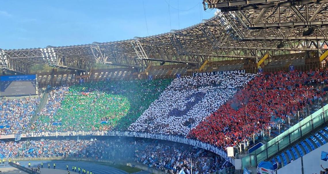 Il “Maradona” accoglie il Napoli, in curva il tricolore e il “3”