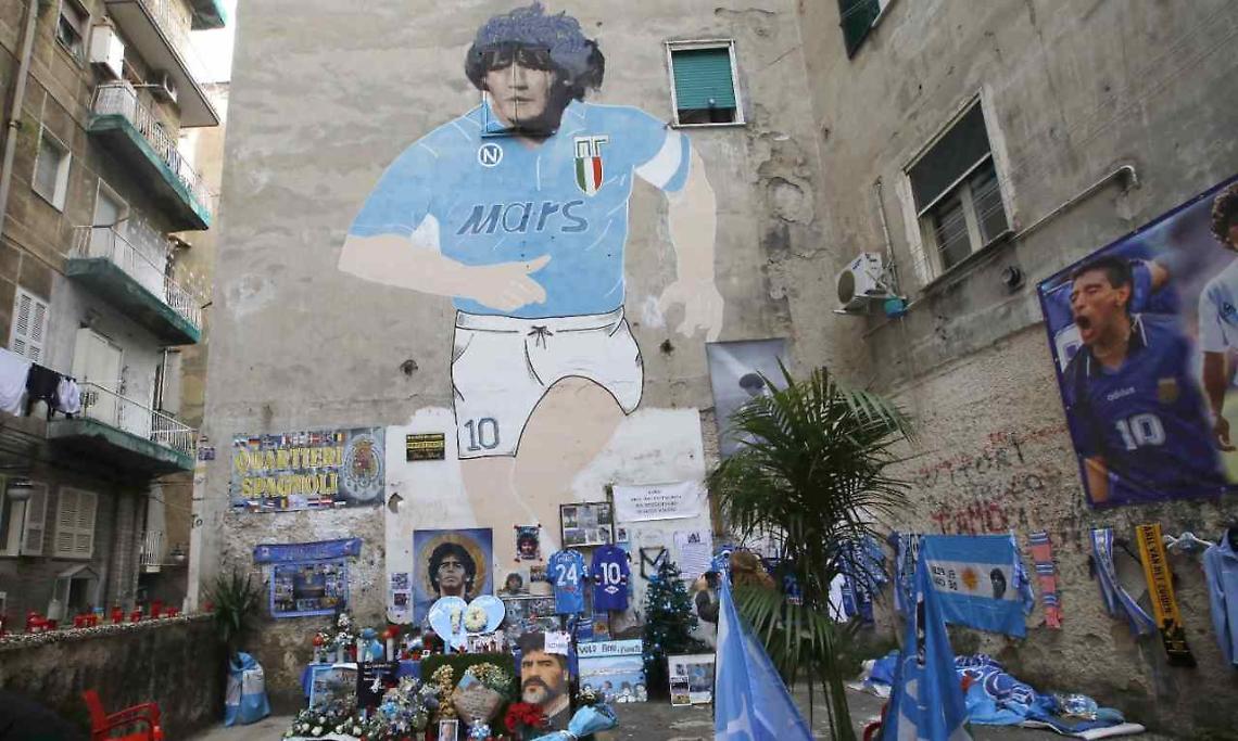 L’omaggio della Viola al murale di Maradona