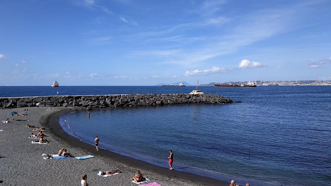 Nudo si masturba in spiaggia: arrestato 30enne