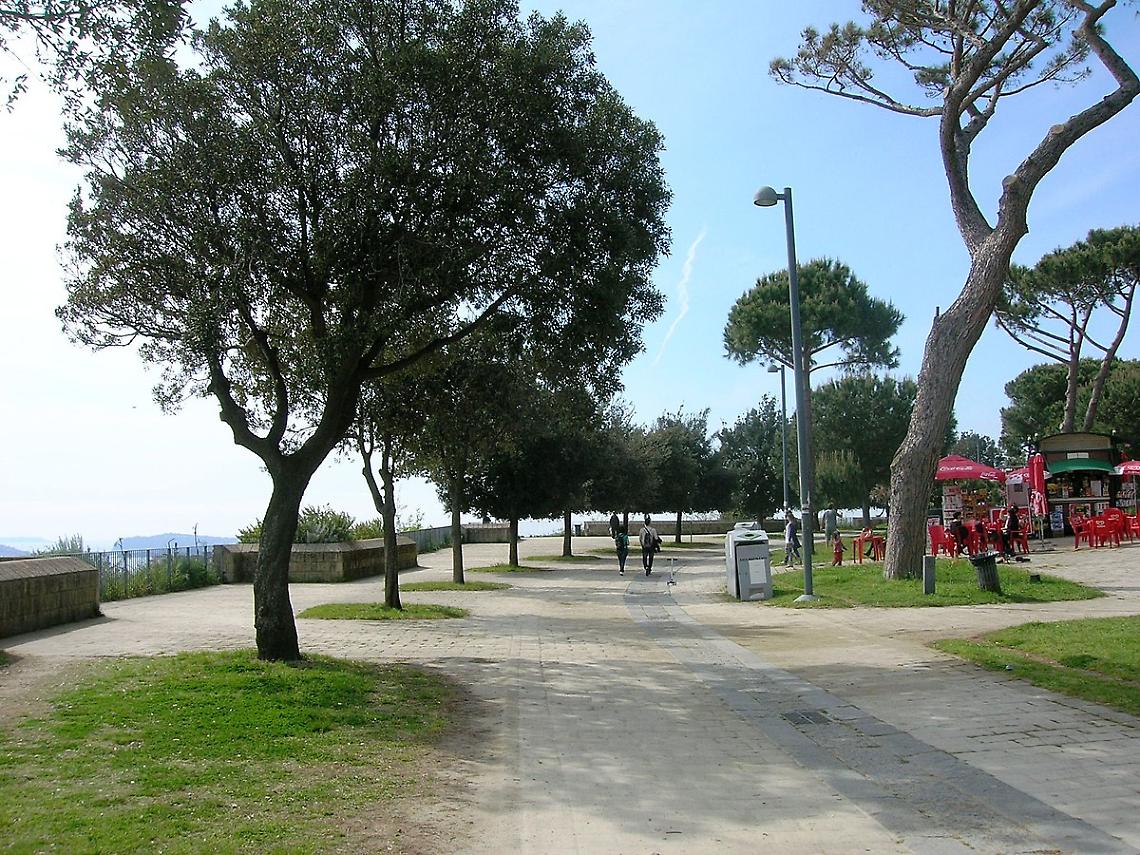 Custode del Virgiliano in scooter nel parco senza casco e assicurazione