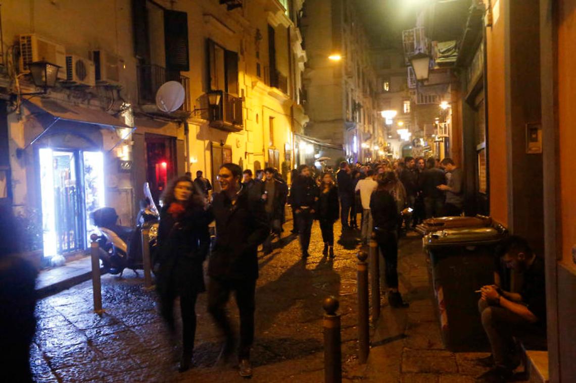 Movida, sette minori con i coltelli aggrediscono coetaneo