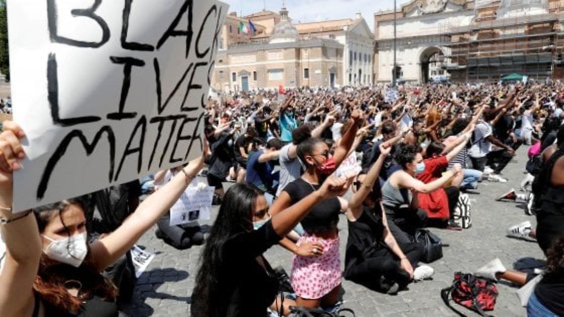 Morte Floyd: migliaia in piazza del Popolo contro il razzismo