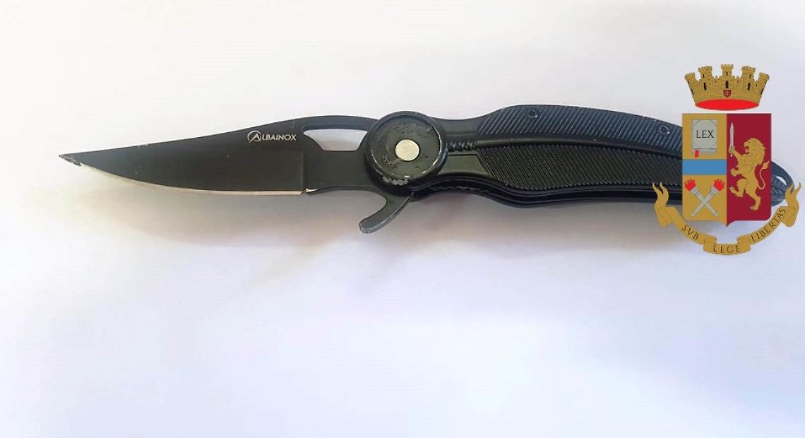 In giro sullo scooter con un coltello: 15enne denunciato
