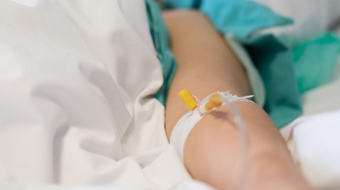 Vaccino AstraZeneca, la 18enne operata per trombosi resta grave. L'immunologa: «Le giovani rischiano»